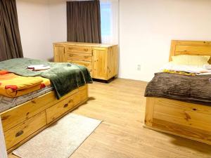 1 dormitorio con 2 camas y vestidor en La-Marti, Idyllische Unterkunft mit Kamin, en Bagdatʼi