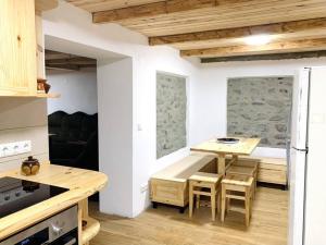 eine kleine Küche mit einem Tisch und einem Esszimmer in der Unterkunft La-Marti, Idyllische Unterkunft mit Kamin in Bagdatʼi