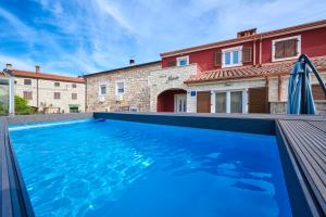 een zwembad voor een huis bij Villa Maris in Brtonigla