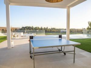 una mesa de ping pong en medio de un patio en Lightbooking Montecastillo Moto GP en Jerez de la Frontera