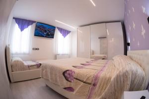 a bedroom with a large mirror and a bed at Appartamento Vale Mare Vista Canale in Chioggia