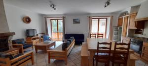 La Turra في لانسليبورغ-مونت-سينيس: مطبخ وغرفة معيشة مع طاولة وكراسي