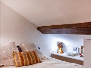 - une chambre avec un lit et un plafond en bois dans l'établissement Casa Erbalunga village, à Erbalunga