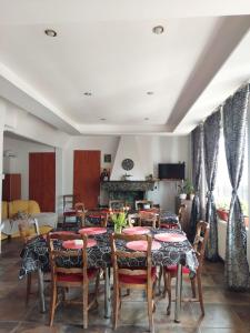una sala da pranzo con tavolo e sedie di Mountain View a Buşteni