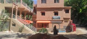 ein Gebäude mit einer Treppe davor in der Unterkunft Auberge Toubkal Amsouzart Aitst Idar in Tizgui