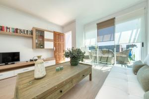 un soggiorno con un divano e un tavolino da caffè di Dream Papagayo a Playa Blanca