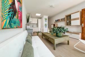 un soggiorno con un divano e un tavolo di Dream Papagayo a Playa Blanca