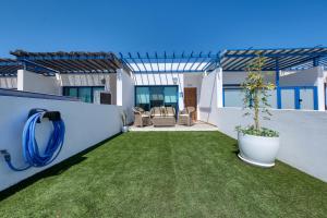 un cortile con un prato di erba sintetica di Dream Papagayo a Playa Blanca
