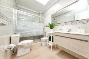 un bagno bianco con un water e un lavandino di Dream Papagayo a Playa Blanca Altre 21 foto