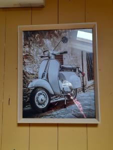 uma fotografia de uma scooter pendurada numa parede em UN MOMENT SUSPENDU em Aix-en-Provence