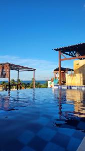 托魯斯的住宿－Pousada Bugaendrus，享有泳池和大楼的景色
