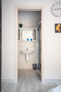 een badkamer met een wastafel en een spiegel bij Lo Spillo in Pineto