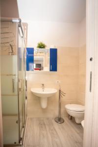 een badkamer met een wastafel en een toilet bij Lo Spillo in Pineto
