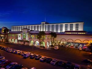 ラスベガスにあるGold Coast Casino by the Strip Las Vegasの駐車場車を停めた大きな建物