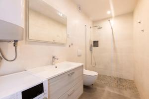 y baño con lavabo, aseo y ducha. en Apartments Olea, en Mali Lošinj