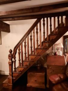 uma escada de madeira numa sala de estar em The Wood Cottage em Scarborough