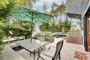un patio con mesa, sillas y sombrilla en San Diego Home with Deck Walk to Mission Beach!, en San Diego