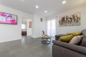 un soggiorno con divano e tavolo di Apartment Vuletin a Kaštela (Castelli)