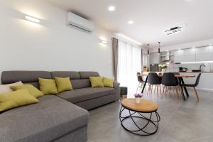 un soggiorno con divano e tavolo di Apartment Vuletin a Kaštela (Castelli)