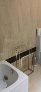 As pitas في تابيا دي كاسارييغو: حمام مع حوض أبيض في الغرفة