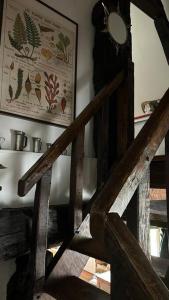 eine Holztreppe in einem Zimmer mit einem Bild an der Wand in der Unterkunft Chaumière de charme cosy in Saint-Éloi-de-Fourques