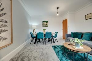 uma sala de estar com um sofá e uma mesa em Hudson's Haven Apartments by Week2Week em Newcastle upon Tyne