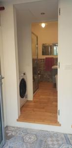 un corridoio in una casa con porta a vetri di MiniLoft Cattaneo a Monza Altre 6 foto