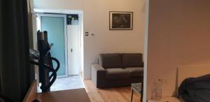 un soggiorno con un divano e una televisione di MiniLoft Cattaneo a Monza