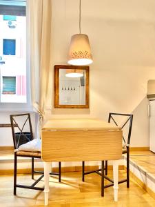 羅馬的住宿－魯美B＆B酒店，餐桌、两把椅子和镜子