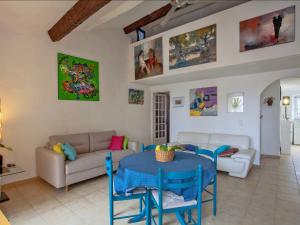 sala de estar con mesa y sofá en Casa Erbalunga village en Erbalunga