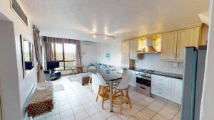 eine Küche mit Tisch und ein Esszimmer in der Unterkunft San Lameer Villa 1916 by Top Destinations Rentals in Southbroom