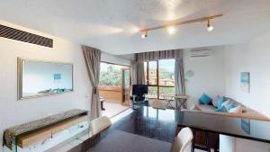 ein Wohnzimmer mit einer Couch und einem Spiegel in der Unterkunft San Lameer Villa 1916 by Top Destinations Rentals in Southbroom