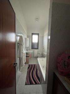 y baño con bañera, 2 lavabos y bañera. en Casa A&G, en Marsala