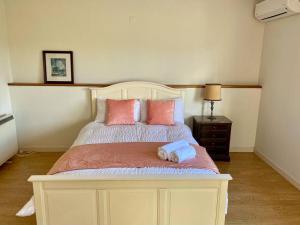 Un pat sau paturi într-o cameră la Oceans house - Pool, Sauna, 22 Sleeps, 7m to beach