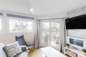 TV a/nebo společenská místnost v ubytování Renovated dog-friendly condo with ocean views, pool, & beach access