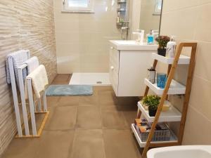 een badkamer met een wastafel, een toilet en een spiegel bij Apartments & Room Danijel in Pinezici