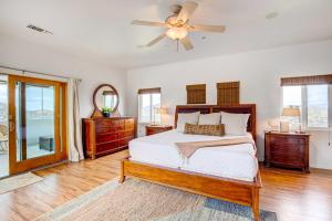 Postel nebo postele na pokoji v ubytování Mountaintop Ramona Home Private Pool, Near Lake! + 37 fotografií