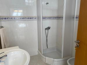 ein Bad mit einer Dusche, einem WC und einem Waschbecken in der Unterkunft SOL & MAR in Lagos