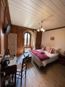 - une chambre avec un grand lit dans l'établissement Manoir du Grail, à Devesset