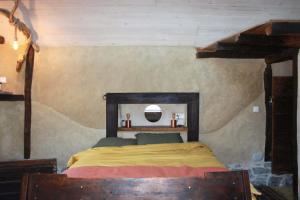1 dormitorio con 1 cama en la esquina de una habitación en Cabanots - Ecolodges en Vallée d'Ossau à 900m d'altitude, 