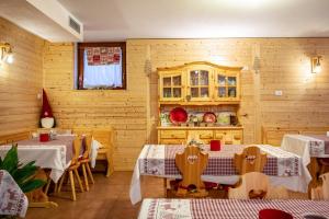 un restaurante con mesas y sillas en una habitación en Aparthotel Alperose Strembo, en Strembo