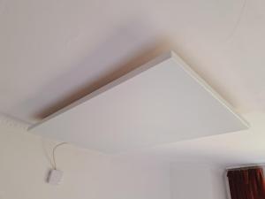 una luz blanca colgando de un techo blanco en Haus Moselwald - 3 bedrooms, en Enkirch