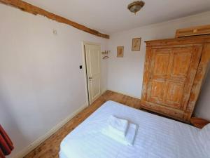 um quarto com uma cama grande e um armário de madeira em Haus Moselwald - 3 bedrooms em Enkirch