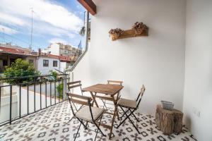 una mesa y sillas en un balcón con vistas en Maritime House Valencia Beach, en Valencia