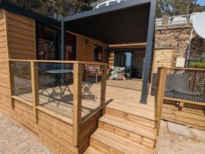 eine Holzterrasse mit einem Hühnerstall darauf in der Unterkunft CHALET STANDING Vue mer in Saint-Raphaël