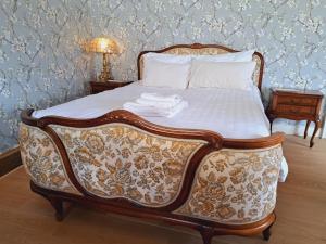 um quarto com uma cama grande e lençóis brancos em Haus Moselwald - 3 bedrooms em Enkirch