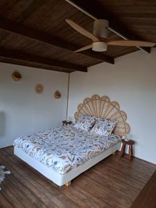 a bed in a room with a ceiling fan at Cabane Spa Nord'GOUIS in Cournon-dʼAuvergne