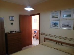1 dormitorio con cama, escritorio y ventana en Appartamento Policastro - Vista mare, 