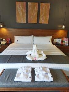1 dormitorio con 1 cama con toallas en HOTEL M ELITE BLACK en Ciudad de México