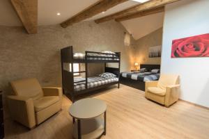 Ouveillan的住宿－Le Relais De Pigasse，客房设有两张双层床和一张桌子及椅子。